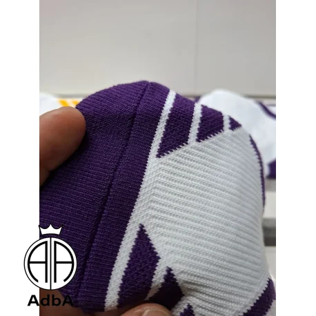 Medias de compresion deportiva para basquet blanca y violeta  N 23